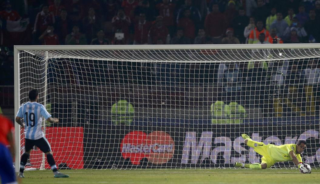 Dopo il gol di Aranguiz, sbaglia Banega: Bravo para, 3-1. Reuters